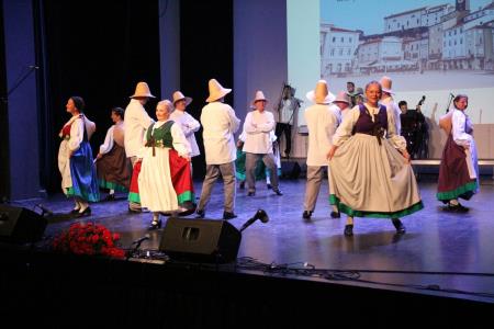 Ples in glasba izpod kamniških planin v izvedbi Folklorne skupine Kamnik in njihovih prijateljev  (12)